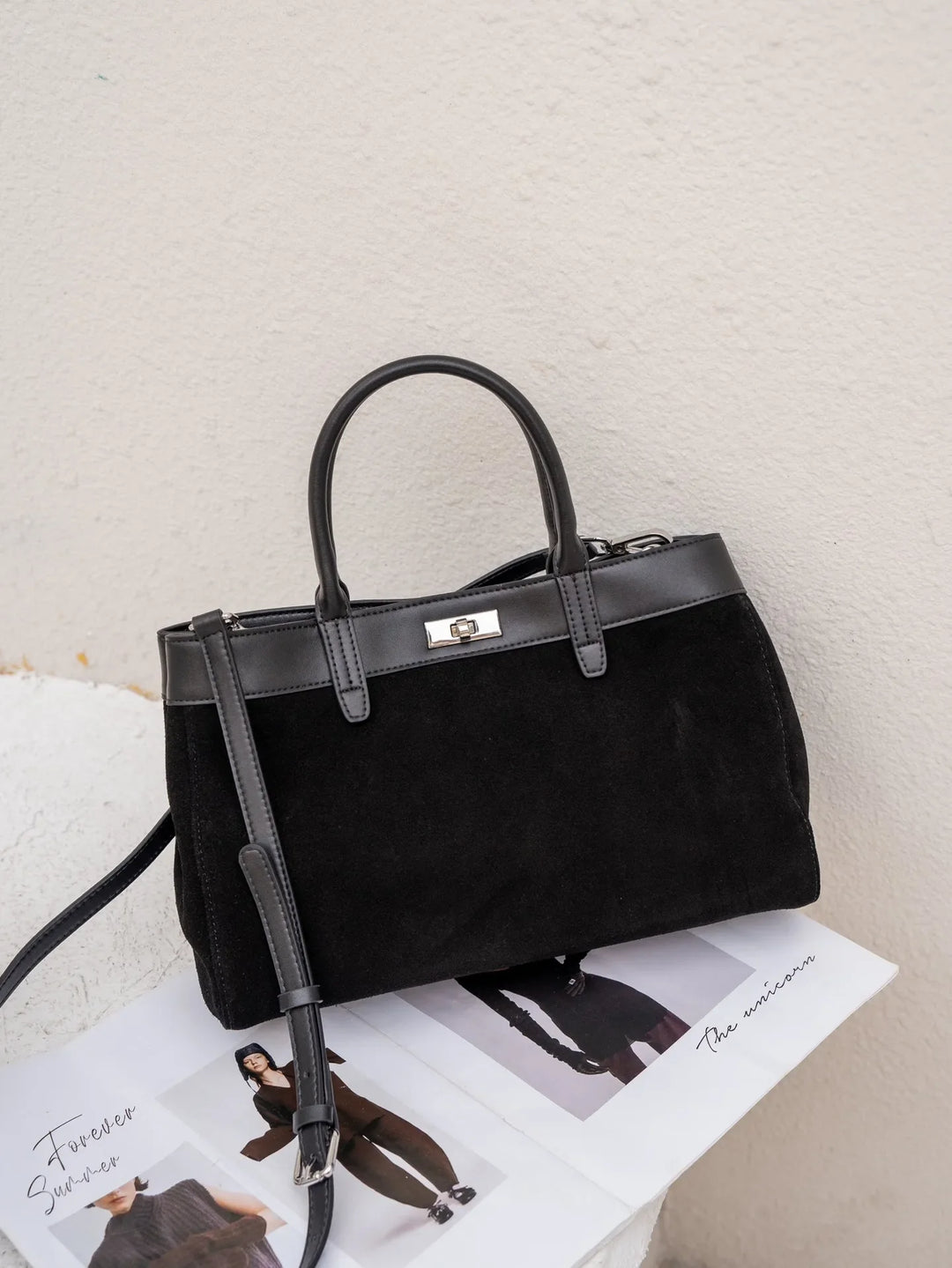 Sac bandoulière femme en cuir daim noir, accessoire mode élégant, parfait pour une sortie