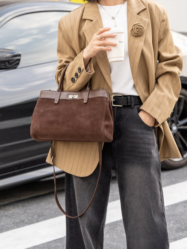 Sac cabas en cuir daim beige pour femme, accessoire chic, détail boucle dorée, mode femme