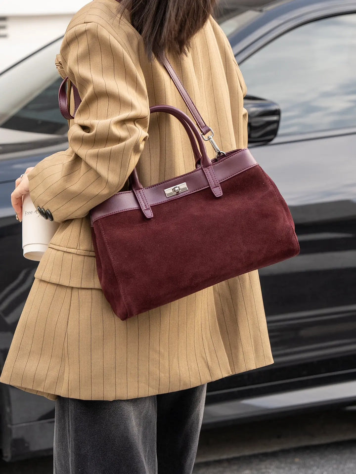 Sac à main femme en cuir daim camel, forme structurée, bandoulière réglable, style élégant