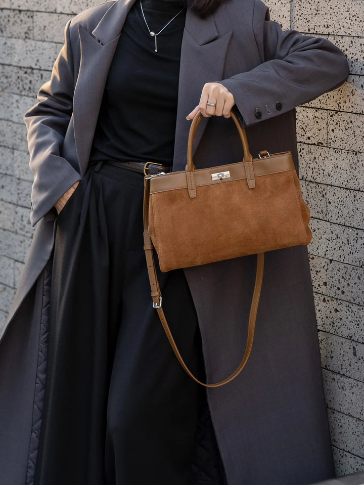 Sac à main élégant en cuir daim rose poudré, forme trapèze, bandoulière fine, pour femme