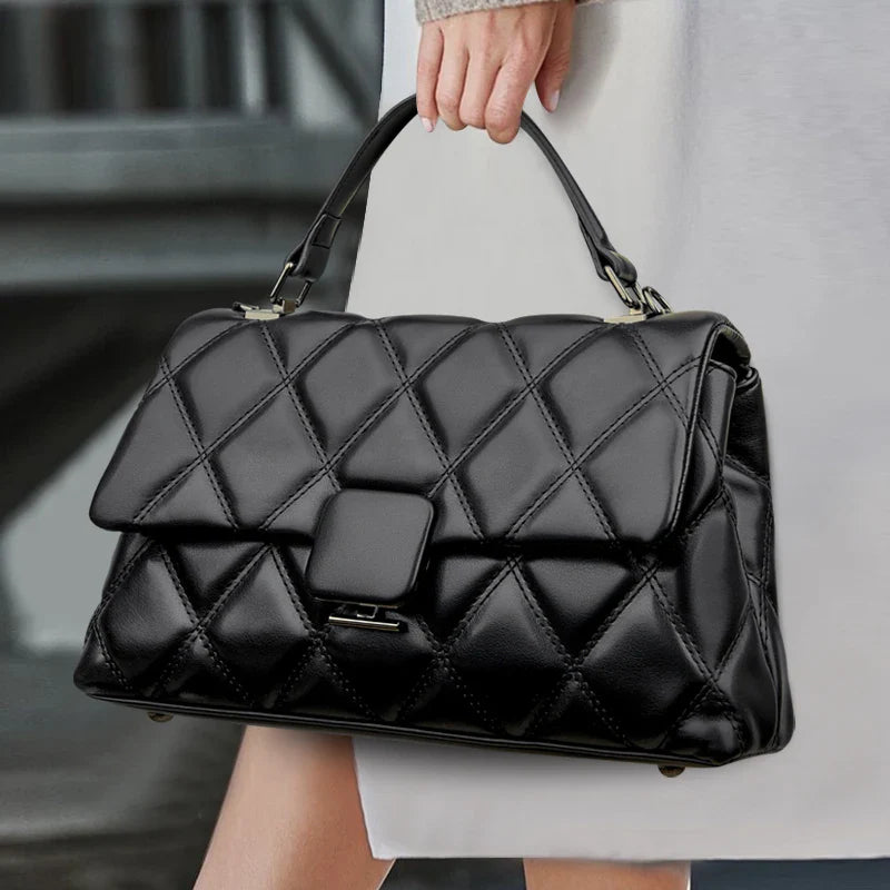 Sac à main capitonné noir femme en cuir synthétique, élégant pour usage quotidien.