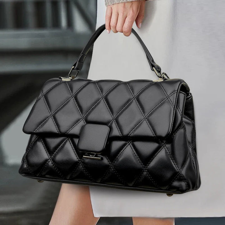 Sac à main capitonné noir femme en cuir synthétique, élégant pour usage quotidien.