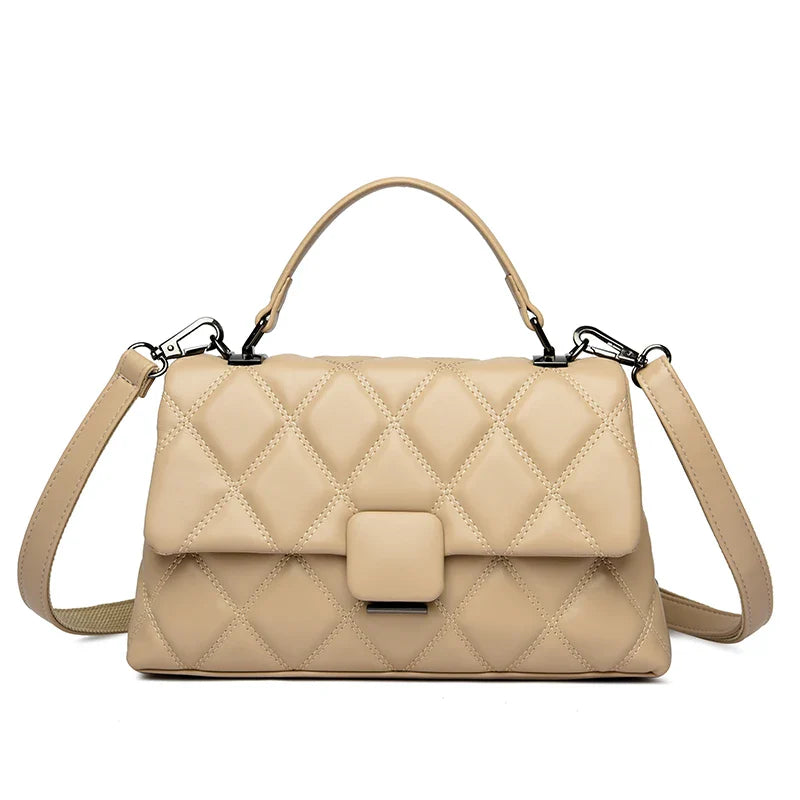 Sac à main rouge capitonné pour femme, cuir synthétique, élégant et moderne.