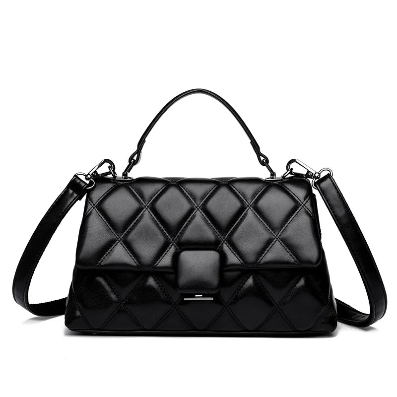 Sac à main bordeaux capitonné pour femme, style bandoulière, cuir synthétique chic.