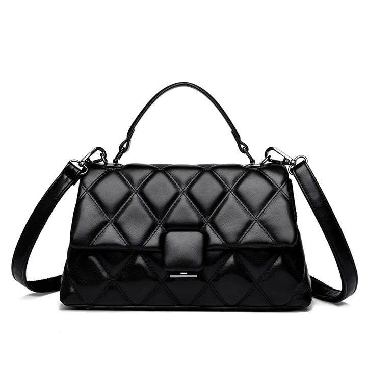 Sac à main bordeaux capitonné pour femme, style bandoulière, cuir synthétique chic.