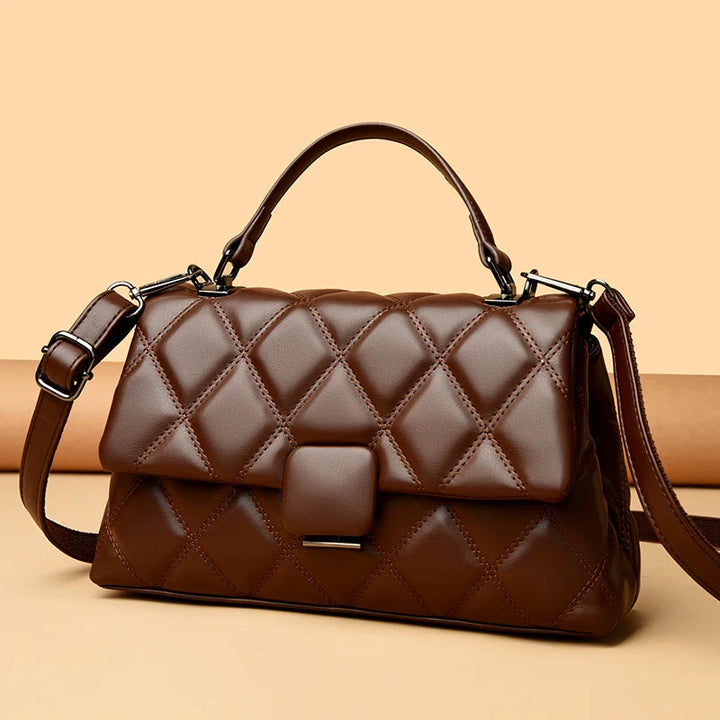 Sac à main marron capitonné en cuir synthétique, élégant et pratique pour femme.