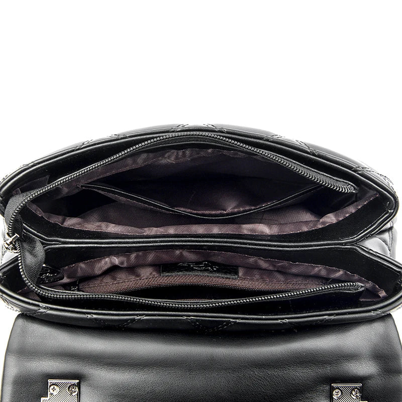 Gros plan sur la texture capitonnée d'un sac à main noir élégant pour femme.