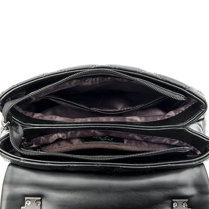 Gros plan sur la texture capitonnée d'un sac à main noir élégant pour femme.