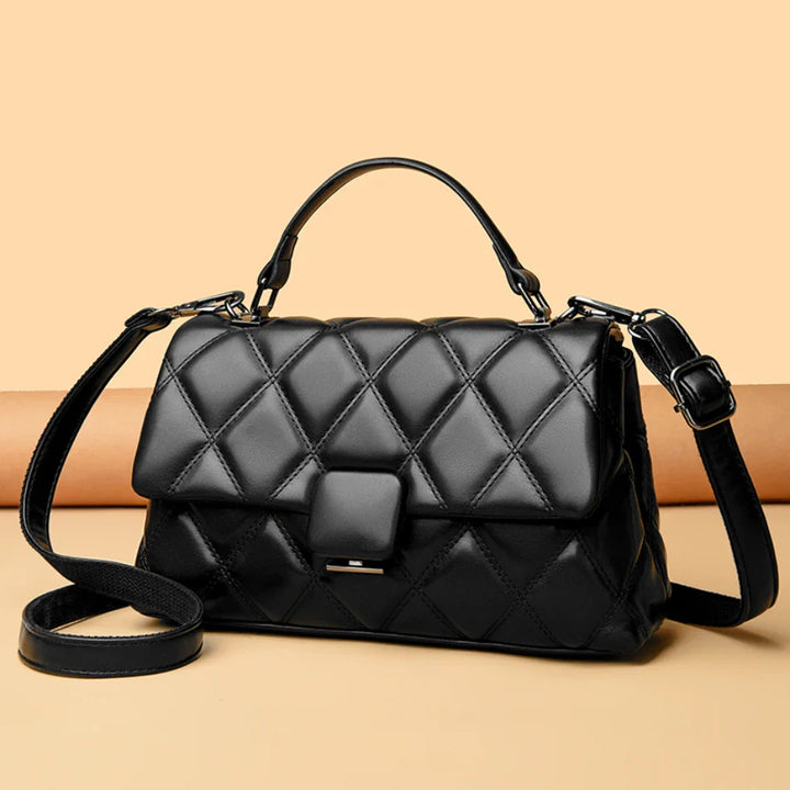 Sac à main femme capitonné bordeaux, porté épaule, style chic et décontracté.