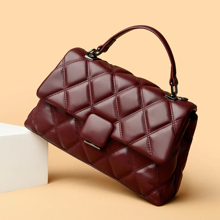 Sac à main femme écru avec bandoulière réglable, cuir synthétique, design capitonné.