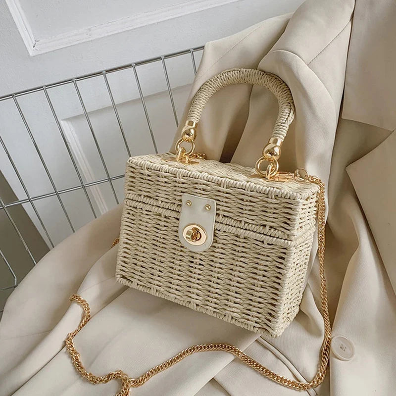 Sac à main carré en paille pour femme, style chic et élégant, parfait pour l'été.
