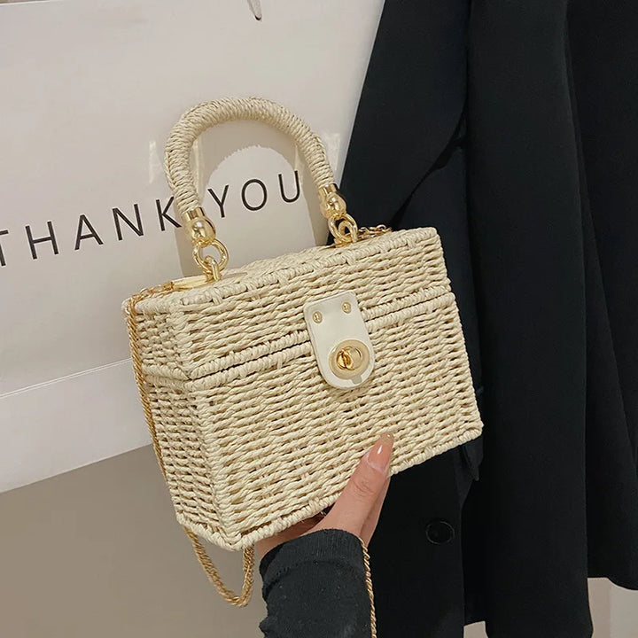Sac bandoulière carré en paille tressée beige, style chic femme, artisanal, idéal pour l'été.