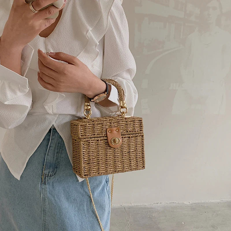 Sac à main en paille marron clair, design carré pour femme, avec bandoulière réglable.