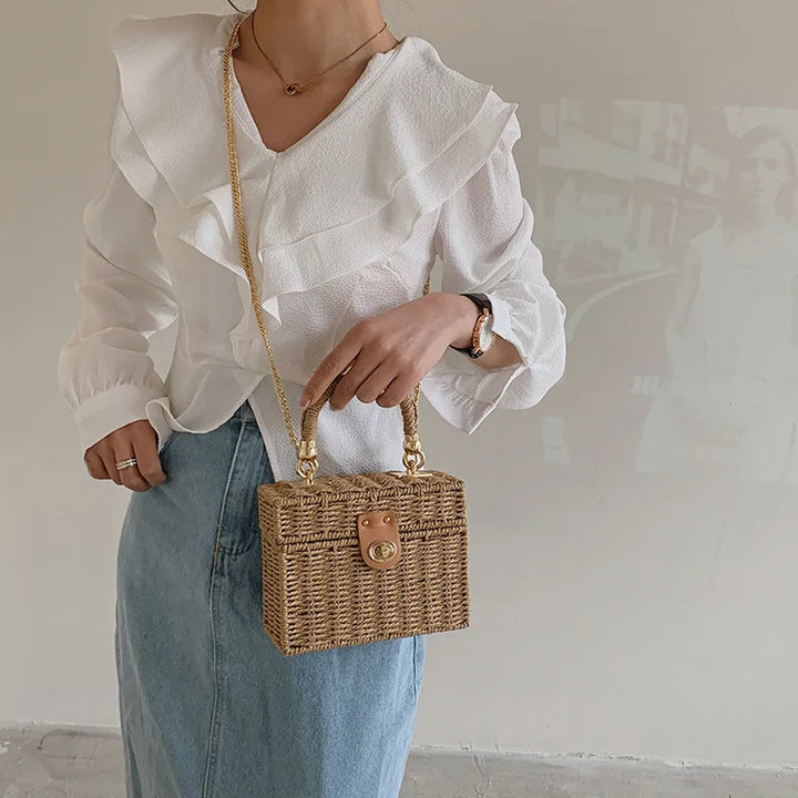 Sac de plage ou ville, carré en paille naturelle pour femme, chic et pratique, style artisanal.