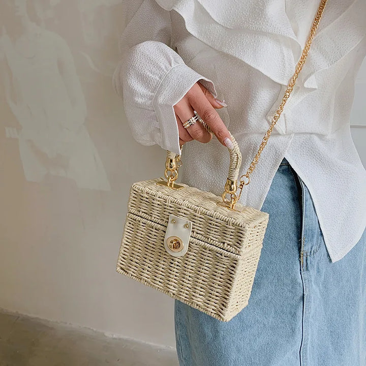 Sac en paille carré vintage pour femme, chic et moderne, idéal pour un look d'été authentique.