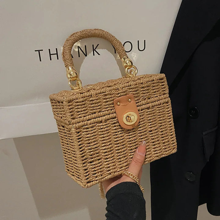Sac de femme carré en paille beige, design élégant et artisanal, parfait pour les journées estivales.