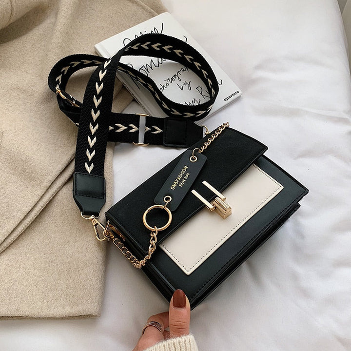 Sac à main carré noir et blanc élégant pour femme, accessoire mode chic et moderne.