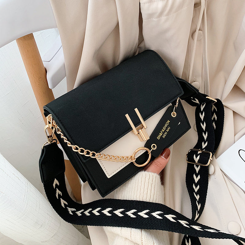 Sac à main tendance pour femme, design carré noir et blanc, idéal pour un look chic.