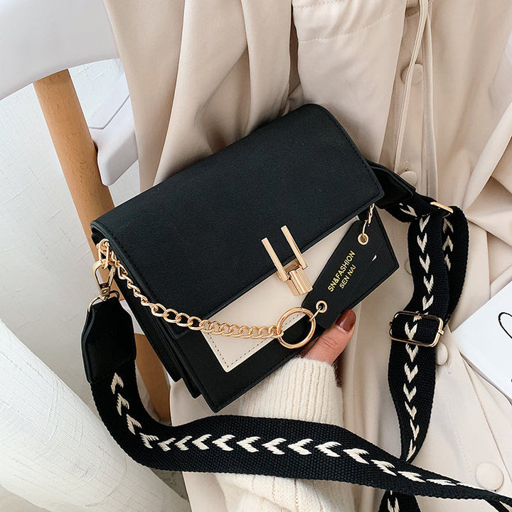 Sac à main tendance pour femme, design carré noir et blanc, idéal pour un look chic.