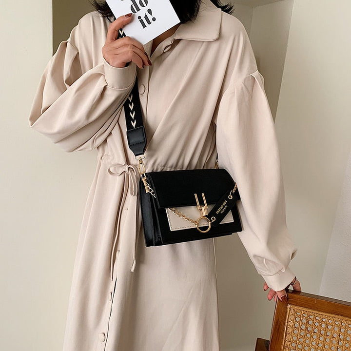 Sac à main femme, motif carré géométrique noir et blanc, moderne et pratique.