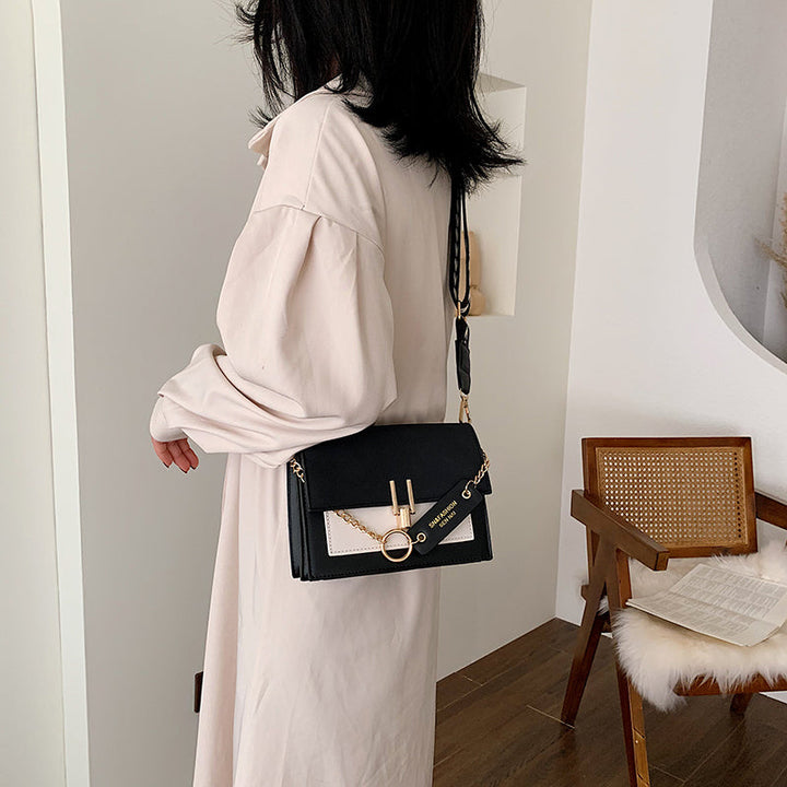 Sac à main femme noir et blanc, forme carrée, un accessoire élégant et polyvalent.