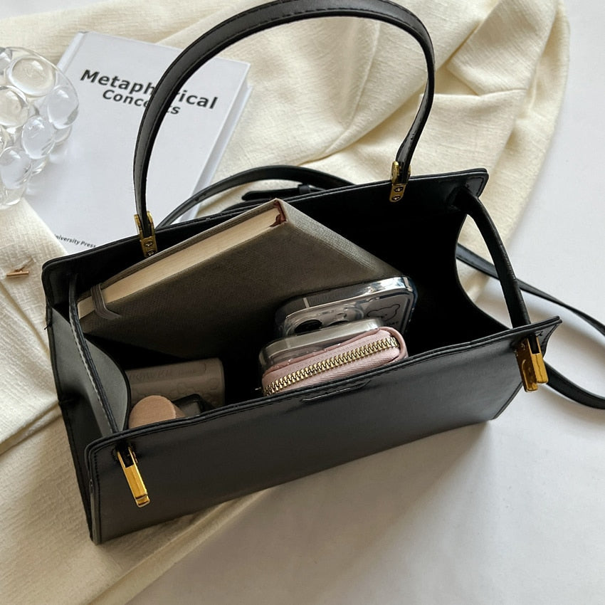 Accessoire mode : Sac à main carré noir pour femmes, parfait pour porter à l'épaule ou en bandoulière.
