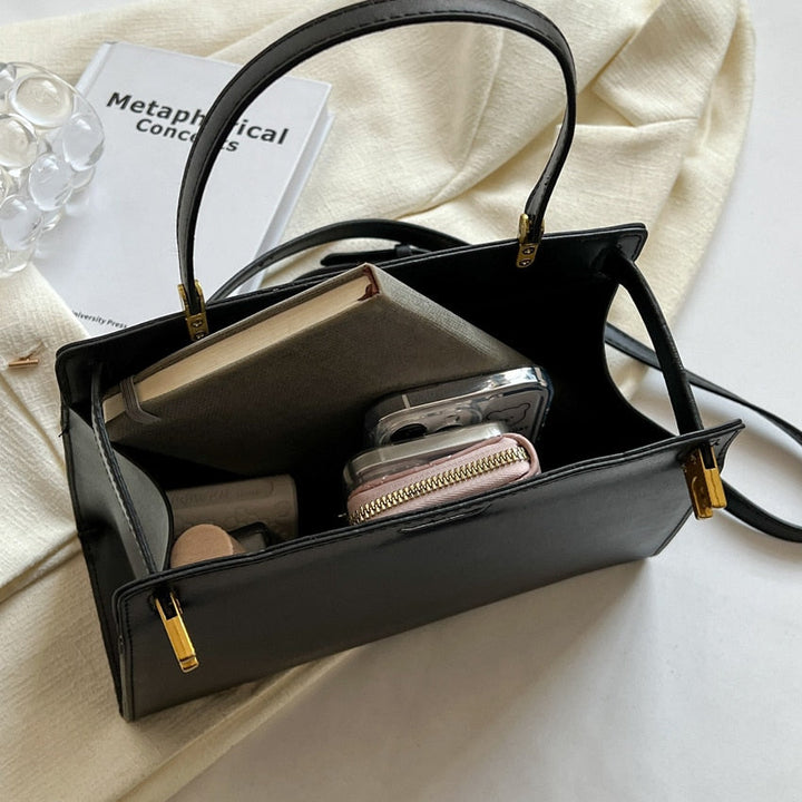 Accessoire mode : Sac à main carré noir pour femmes, parfait pour porter à l'épaule ou en bandoulière.