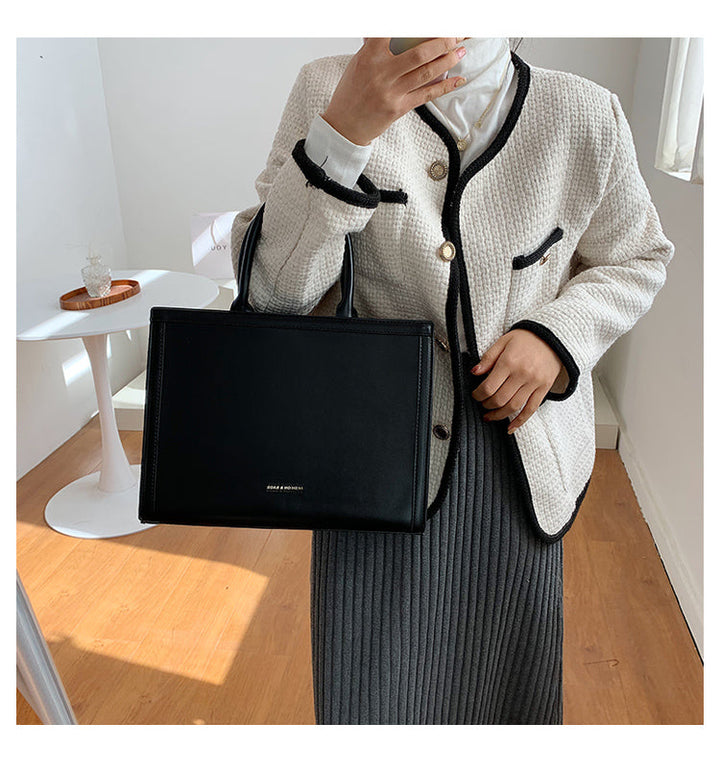 Sac de bureau noir pour femme, au format carré, alliant élégance et praticité, pour un style raffiné.