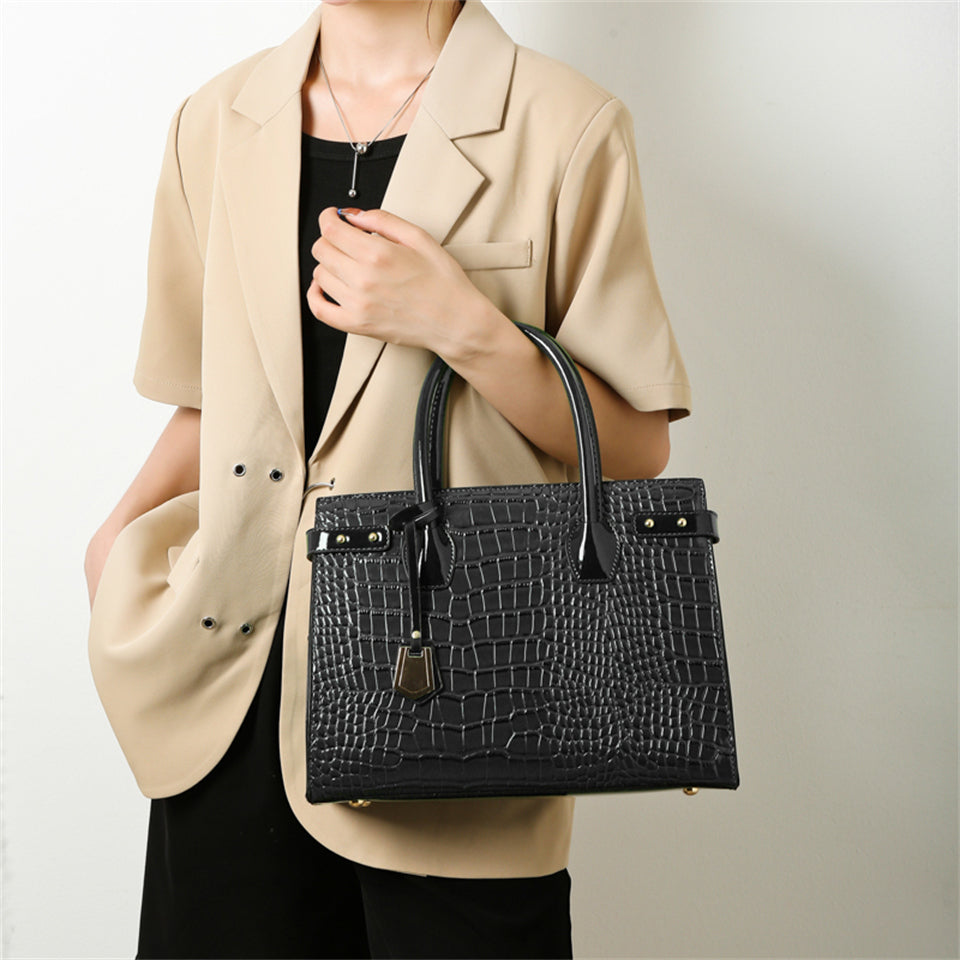 Sac à main noir vernis carré chic, style mode, un accessoire femme tendance