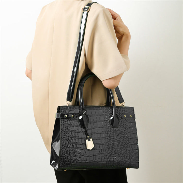 Élégant sac à main femme noir vernis, forme carrée, avec bandoulière amovible