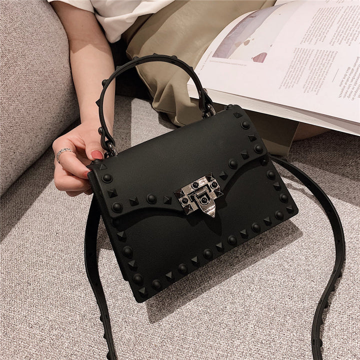 Sac à main femme noir porté épaule, design structuré, idéal pour accessoire mode élégant et rock