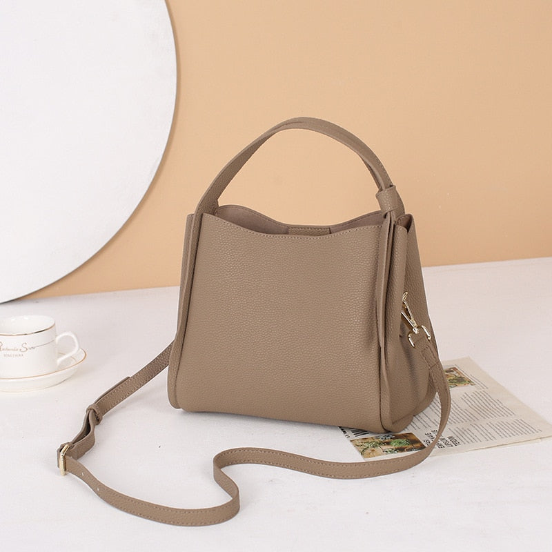 Sac à main femme en cuir, élégance urbaine. Accessoire chic et pratique pour vos sorties quotidiennes.