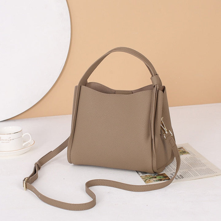 Sac à main femme en cuir, élégance urbaine. Accessoire chic et pratique pour vos sorties quotidiennes.