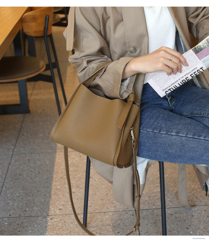 Détail du cuir chic de ce sac à main femme. Un accessoire élégant et pratique pour votre style mode.