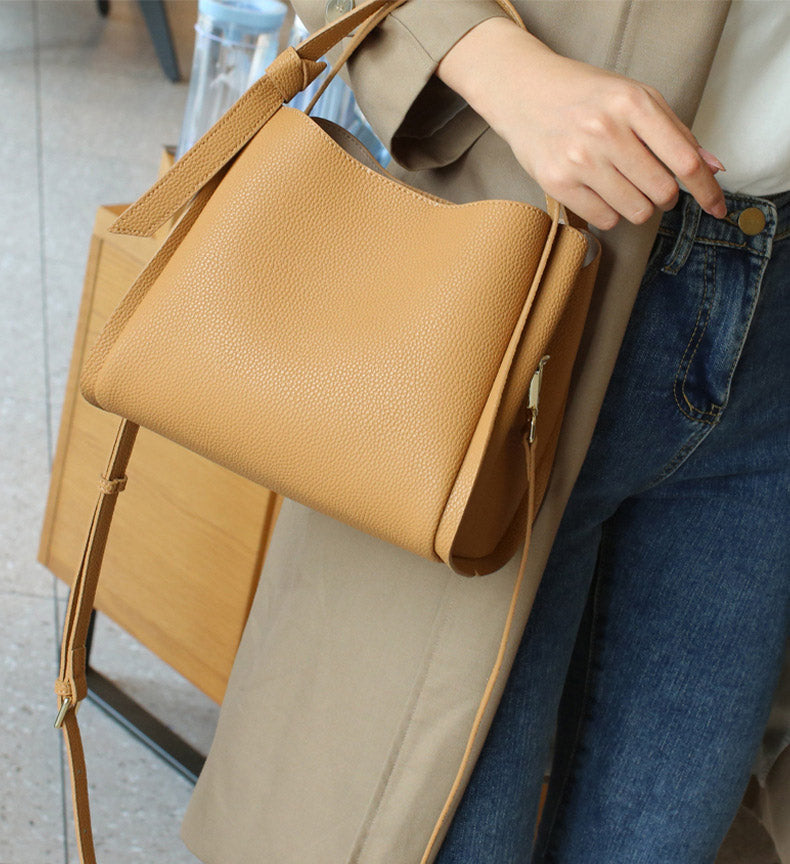 Sublime sac à main en cuir chic pour femmes. Accentuez votre élégance avec cet accessoire mode intemporel.