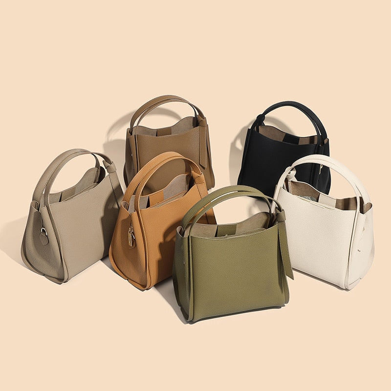 Texture du sac à main en cuir écologique, pour femme. Accessoire chic et durable, essentiel mode.