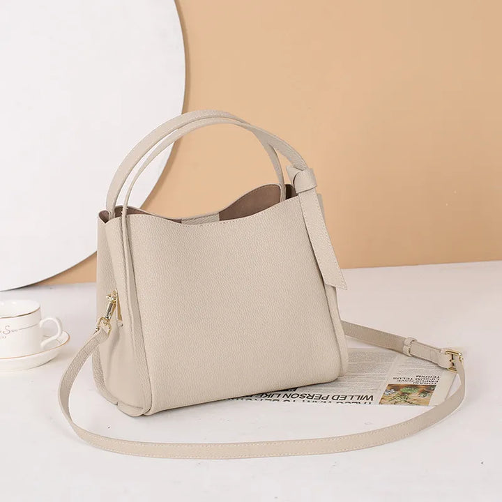 Accessoire de mode féminin : sac à main chic en cuir. Design élégant et pratique pour femmes modernes.