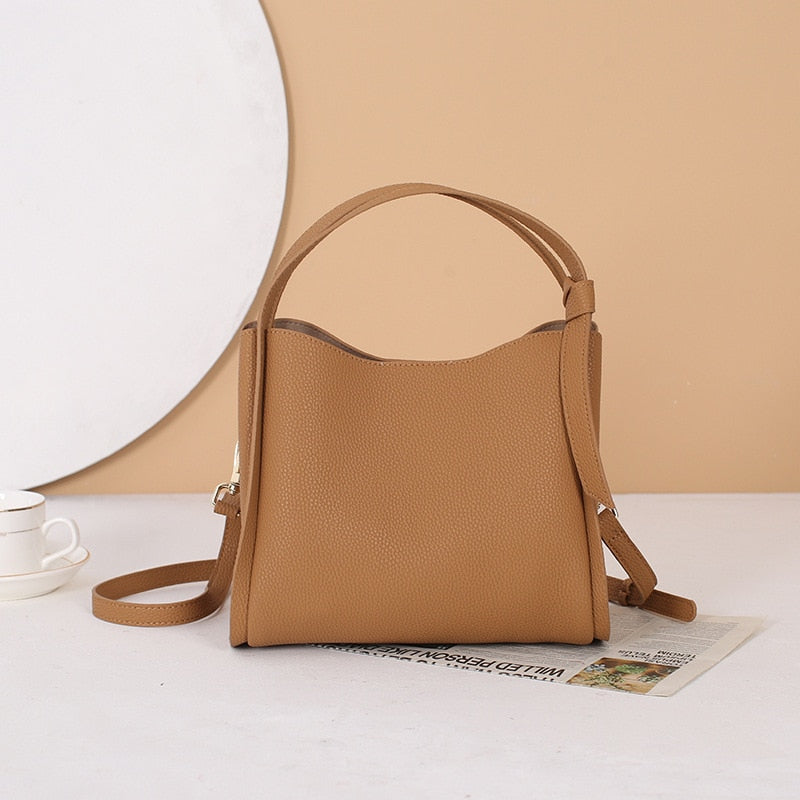 Sac à main en cuir chic, design épuré pour femmes. Un accessoire mode élégant et fonctionnel.
