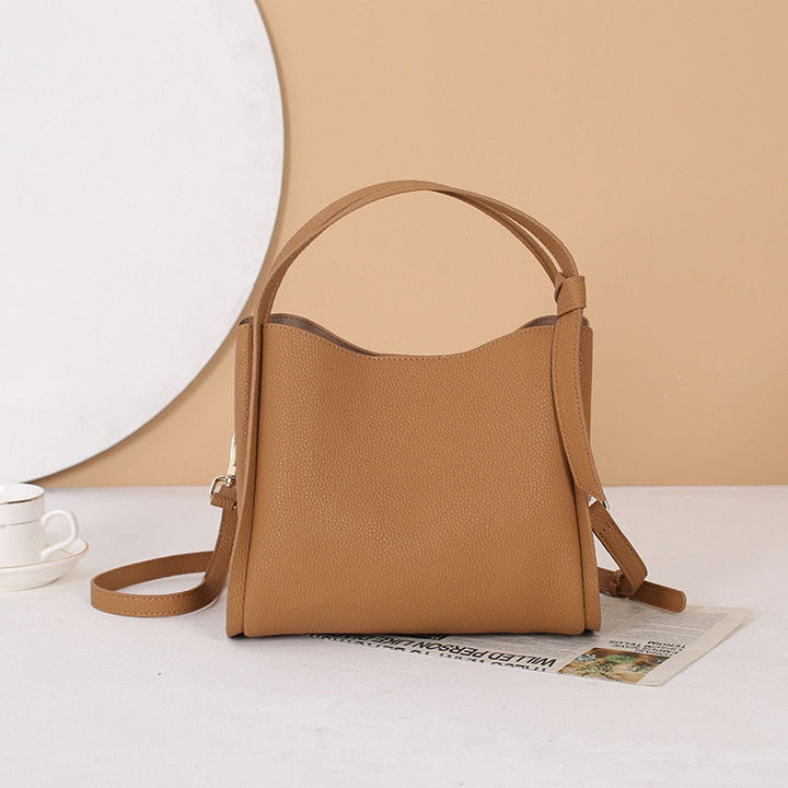 Sac à main en cuir chic, design épuré pour femmes. Un accessoire mode élégant et fonctionnel.