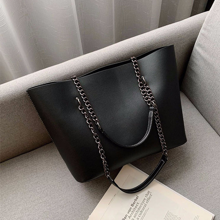 Sac à main noir pour femme, style intemporel, en cuir synthétique, accessoire indispensable et polyvalent.