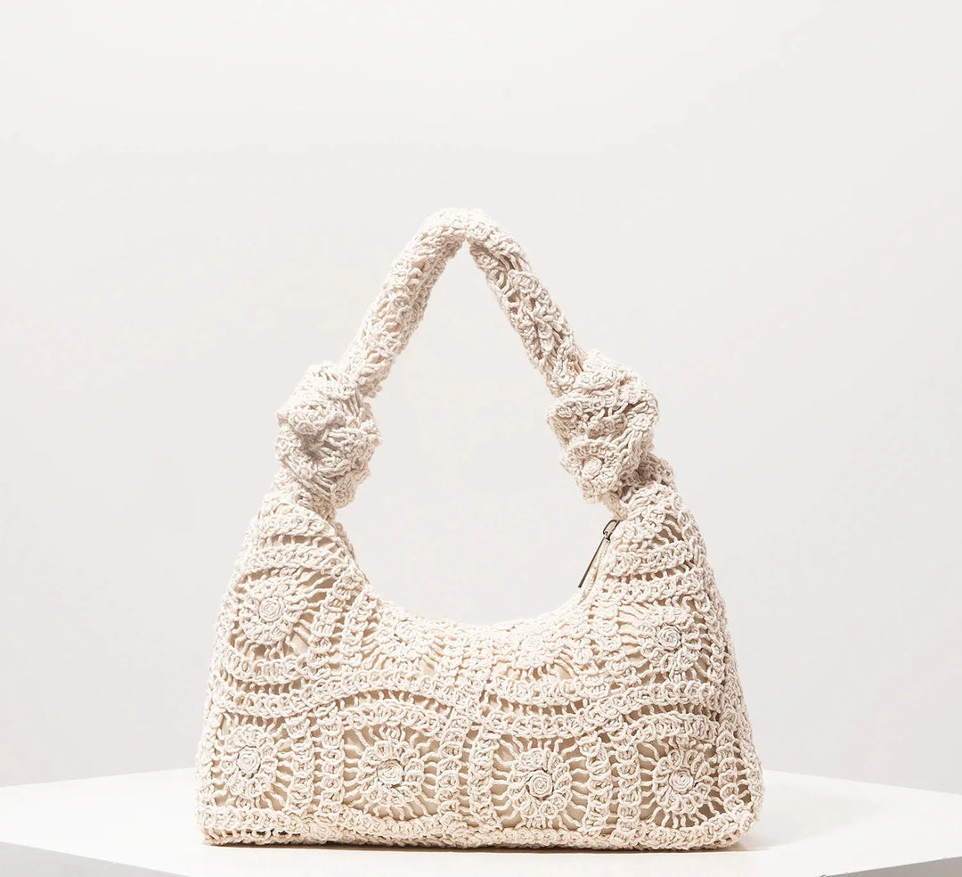 Sac à main d'été bohème chic en crochet ivoire pour femme, style artisanal tendance.