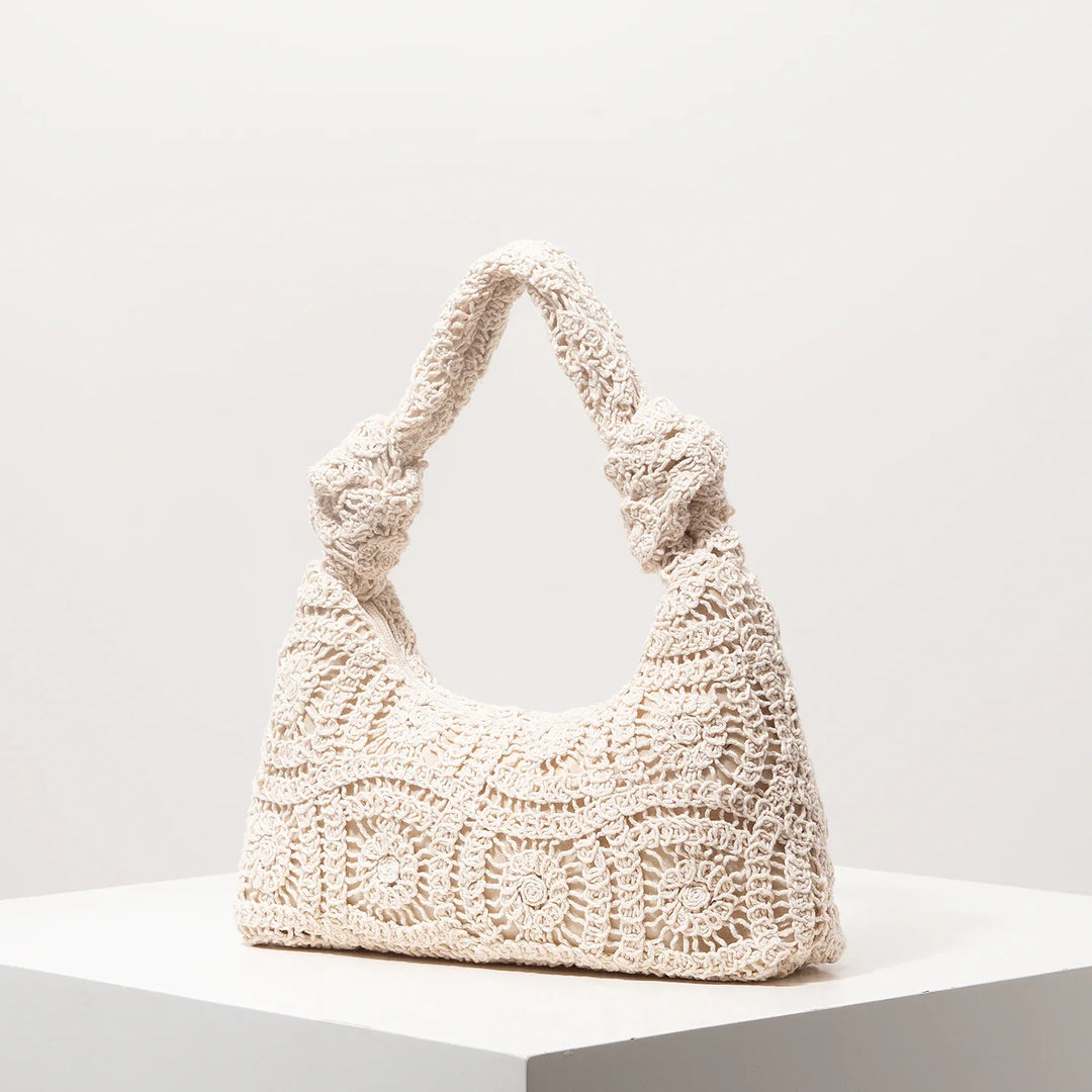 Magnifique sac à main femme en crochet ivoire, parfait pour l'été et un look bohème chic.