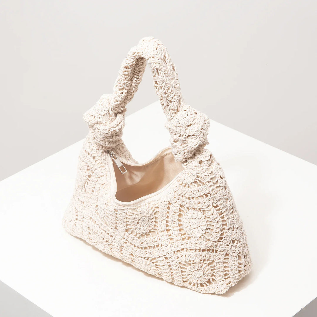 Sac bohème chic en crochet ivoire pour femme, idéal pour la plage ou une sortie estivale.