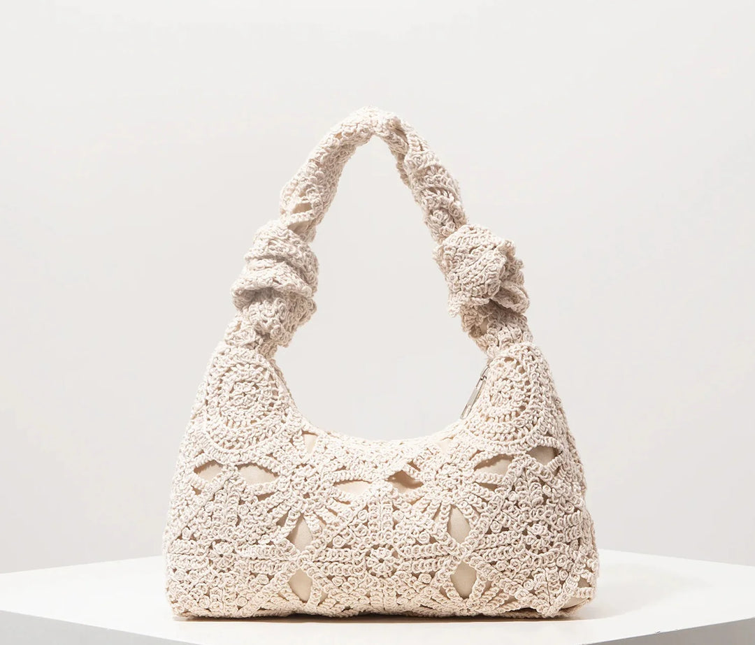 Sac artisanal en crochet ivoire pour femme, design bohème chic, parfait pour compléter votre tenue d'été.
