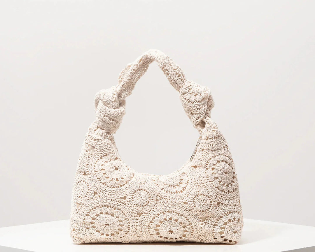 Élégant sac à main femme bohème en crochet ivoire, idéal pour la mode estivale et un look décontracté chic.