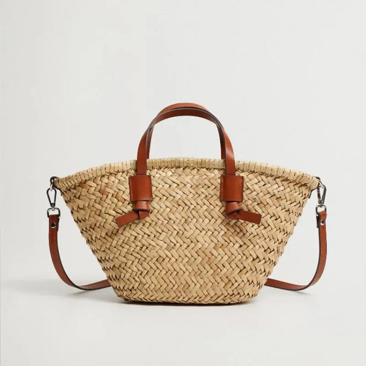 Sac à main d'été en paille tressée naturelle pour femme avec anse marron, style bohème chic.