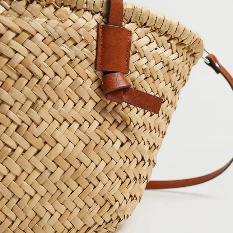 Sac femme en paille marron, accessoire de mode estival, parfait pour les sorties décontractées.