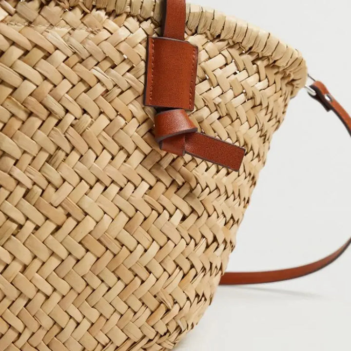 Sac femme en paille marron, accessoire de mode estival, parfait pour les sorties décontractées.