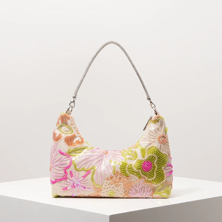 Détail de la broderie raffinée et des sequins brillants sur ce sac à main d'été léger pour femme. Accessoire chic.