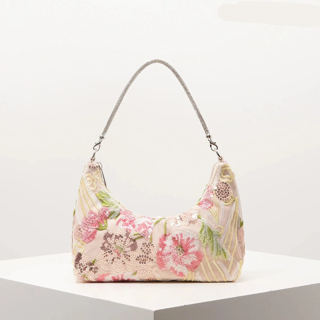 Sac d'été femme léger avec texture brodée et sequins, un accessoire chic et élégant parfait pour la saison.